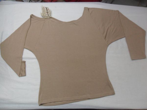 BLUSA COM APLICAÇÃO NO OMBRO TAM: M